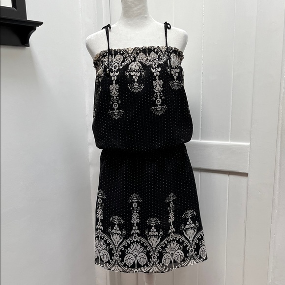 love on a hanger Dresses & Skirts - Love On A Hanger Black Spaghetti Strap Lined Knee Length Dress